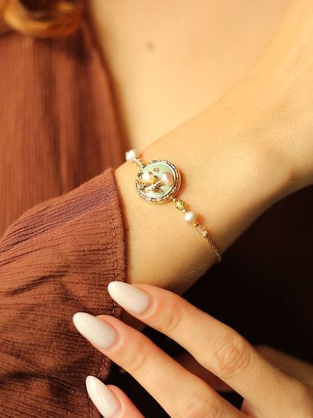 Pierres delicates Pozłacana bransoletka z kryształami i perłami rozmiar: onesize. Zielone bransoletki Pierres delicates, z kryształem, pozłacane. Za 65.99 zł.