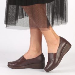 Brązowe Polskie półbuty damskie Gregors 920. Brązowe półbuty wsuwane GREGORS, na jesień, bez wzorów, z jeansu, casualowe, z okrągłym noskiem, bez obcasa, na koturnie. Za 349.00 zł.