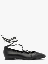 Czarne baleriny z wiązaniem wokół kostki. Czarne baleriny Ryłko, bez wzorów, ze skóry, bez obcasa, na płaskiej podeszwie, bez zapięcia. W wyprzedaży za 269.99 zł.