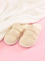 Kapcie - kremowy. Białe kapcie Sinsay, bez wzorów, z materiału. Za 19.99 zł.