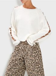 Sweter ze zdrobieniami na rękawach - biały. Białe swetry Sinsay, l, bez wzorów, bez ramiączek. Za 79.99 zł.