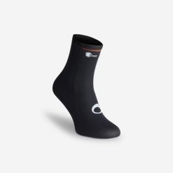 Skarpety nurkowe Subea z podeszwą z neoprenu 5 mm. Brązowe skarpetki Decathlon, bez wzorów, z gumy. Za 139.99 zł.