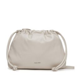 Torebka Calvin Klein Jeans. Białe torebki klasyczne Calvin Klein Jeans, bez wzorów, z jeansu, bez dodatków. Za 249.99 zł.