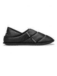 Crocs Kapcie "Neo Puff" w kolorze czarnym rozmiar: 43/44. Czarne kapcie Crocs, bez wzorów. Za 110.29 zł.