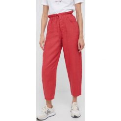 United Colors of Benetton spodnie lniane damskie kolor czerwony proste high waist. Czerwone spodnie materiałowe United Colors Of Benetton, bez wzorów, z materiału, z podwyższonym stanem. Za 279.99 zł.
