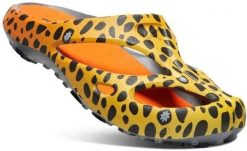 Klapki damskie Keen Shanti Cheetah Rainbow pomarańczowe. Brązowe klapki 909, bez wzorów, z gumy, bez obcasa, bez zapięcia. Za 287.99 zł.