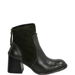 ZIELONE BOTKI NIKY01 DA-C BOTT. Zielone botki Venezia, bez wzorów, ze skóry, bez obcasa, bez zapięcia. Za 399.00 zł.