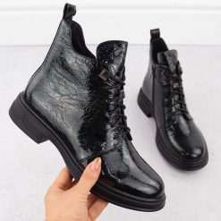 Skórzane botki damskie lakierowane czarno zielone D&A S.Barski Premium Collection LZ42-042. Czarne botki S.BARSKI, bez wzorów, z lakierowanej skóry, bez obcasa, bez zapięcia. Za 215.00 zł.