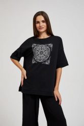 Bluzka oversize z krótkimi rękawami czarna. Czarne bluzki MOODO, xs, bez wzorów, bez kołnierzyka, bez ramiączek. W wyprzedaży za 22.49 zł.