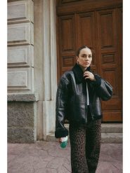 Trendyol Kurtka w kolorze czarnym ze skóry syntetycznej rozmiar: XS. Czarne kurtki Trendyol, xs, bez wzorów, ze skóry, bez kaptura. Za 222.94 zł.