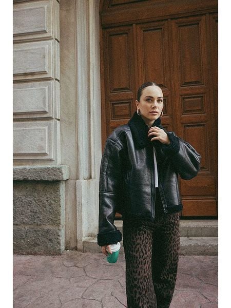 Trendyol Kurtka w kolorze czarnym ze skóry syntetycznej rozmiar: XS. Czarne kurtki Trendyol, xs, bez wzorów, ze skóry, bez kaptura. Za 222.94 zł.