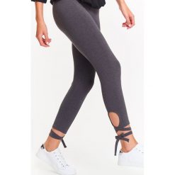 LEGGINSY DAMSKIE Z ZWIĄZANIEM. Szare legginsy DRYWASH, bez wzorów, sportowe. W wyprzedaży za 19.99 zł.