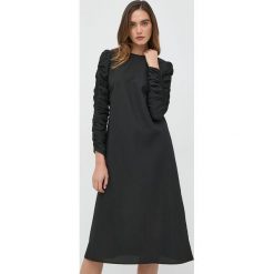 Notes du Nord sukienka kolor czarny midi prosta. Czarne sukienki Notes du Nord, na co dzień, bez wzorów, z materiału, bez kołnierzyka, bez ramiączek, midi, proste. Za 929.99 zł.
