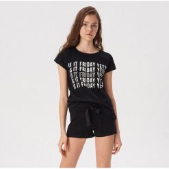 Dwuczęściowa piżama z kontrastowymi napisami - Czarny. Piżamy Sinsay. Za 39.99 zł.