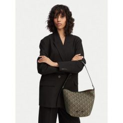 Torebka Calvin Klein. Brązowe torebki klasyczne Calvin Klein, bez wzorów, klasyczne, bez dodatków. Za 529.99 zł.