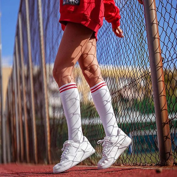 Podkolanówki damskie ze ściągaczem w paski 202 wh/rd. Białe skarpetki Milena, bez wzorów, z bawełny. Za 18.90 zł.