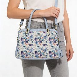 Torebka damska Laura Vita, usztywniona forma z kwiatowym motywem, wykonana z połączenia materiałów o zróżnicowanej fakturze, z wygodnymi uchwytami do. Niebieskie torebki klasyczne LAURA VITA, bez wzorów, z materiału, na ramię, bez dodatków. Za 319.00 zł.