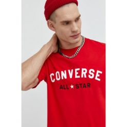 Converse t-shirt bawełniany kolor czerwony z nadrukiem. Czerwone t-shirty Converse, l, bez wzorów, z bawełny, bez kołnierzyka, bez ramiączek. W wyprzedaży za 93.99 zł.