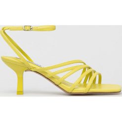 Steve Madden sandały Aglow kolor żółty. Żółte sandały Steve Madden, bez wzorów, z materiału, bez obcasa, na obcasie, bez zapięcia. W wyprzedaży za 309.99 zł.