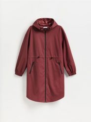 Długa kurtka z kapturem - burgundowy. Czerwone kurtki Reserved, l, bez wzorów, z tkaniny, z kapturem. Za 179.99 zł.