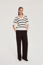 Bluza w paski z krótkimi rękawami biała. Białe bluzy MOODO, l, bez wzorów, z bawełny, bez ramiączek, bez kaptura. Za 89.99 zł.