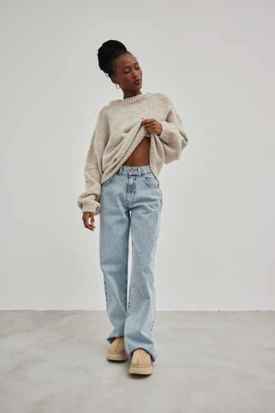 Spodnie jeansowe z szerokimi nogawkami w kolorze LIGHT DENIM - MANHATTAN-L. Białe spodnie materiałowe Marsala, z aplikacjami, z denimu, casualowe. Za 459.90 zł.