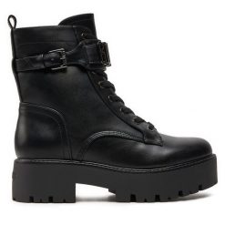 Botki Guess. Czarne botki Guess, z aplikacjami, bez obcasa, na płaskiej podeszwie, bez zapięcia. Za 379.99 zł.