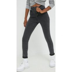 Noisy May jeansy damskie high waist. Szare jeansy Noisy May, bez wzorów, z denimu, z podwyższonym stanem. Za 179.99 zł.