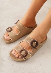 Beżowe Klapki VICES Ozdobione Przeszyciami i Klamrami z Imitacji Drewna Kallinope. Brązowe klapki Born2be, bez wzorów, eleganckie, bez obcasa, na płaskiej podeszwie, bez zapięcia. Za 99.99 zł.