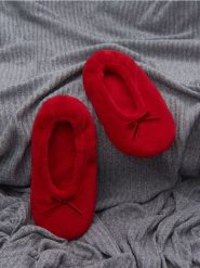 Kapcie - czerwony. Czerwone kapcie Sinsay, bez wzorów, z materiału. Za 9.99 zł.