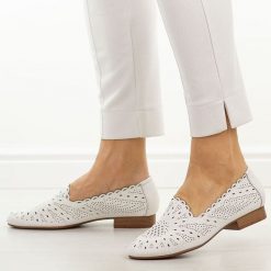 Białe skórzane półbuty damskie Jezzi Ol50-3. Białe półbuty wsuwane Jezzi, na lato, w ażurowe wzory, ze skóry, casualowe, z okrągłym noskiem, bez obcasa, na płaskiej podeszwie. Za 229.00 zł.