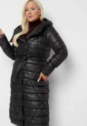 Czarna Pikowana Kurtka z Kapturem i Dwustronnym Suwakiem Wiązana w Pasie Tatida. Czarne kurtki Born2be, na zimę, plus size, bez wzorów, z jeansu, eleganckie, z kapturem. Za 259.99 zł.