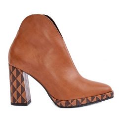 Skórzane Botki Na Słupku Laura Messi 2836 Brązowe. Brązowe botki bez wzorów, ze skóry, eleganckie, bez obcasa, na słupku, bez zapięcia. Za 560.73 zł.