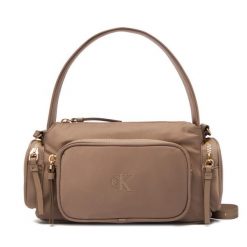 Torebka Calvin Klein. Brązowe torebki klasyczne Calvin Klein, bez wzorów, z nylonu, klasyczne, bez dodatków. Za 449.99 zł.