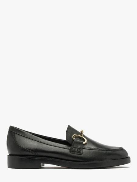 Czarne mokasyny ze złotą ozdobą. Czarne mokasyny Ryłko, z aplikacjami, ze skóry, z okrągłym noskiem. W wyprzedaży za 329.99 zł.