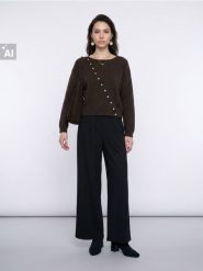 Sweter oversize z ozdobnymi guzikami - brązowy. Brązowe swetry Sinsay, l, bez wzorów, bez ramiączek. Za 49.99 zł.