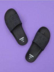 Klapki Kuromi - czarny. Czarne klapki Sinsay, bez wzorów, bez obcasa, bez zapięcia. Za 39.99 zł.