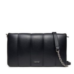 Torebka Calvin Klein. Czarne torebki klasyczne Calvin Klein, bez wzorów, klasyczne, bez dodatków. Za 289.99 zł.