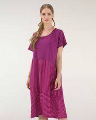 Luźna sukienka w paski. Fioletowe sukienki Unisono, s, bez wzorów, z materiału, bez kołnierzyka, bez ramiączek, mini. Za 139.00 zł.