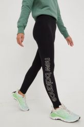 New Balance legginsy damskie kolor czarny z nadrukiem. Czarne legginsy New Balance, bez wzorów, z dzianiny. W wyprzedaży za 134.99 zł.