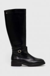Tommy Hilfiger kozaki skórzane Leather Belt Longboot damskie kolor czarny na platformie. Czarne kozaki Tommy Hilfiger, bez wzorów, z gumy, z okrągłym noskiem, bez obcasa, na platformie, bez zapięcia. W wyprzedaży za 749.99 zł.