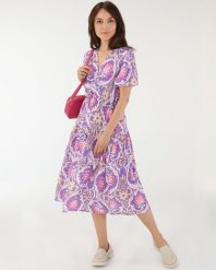 WZORZYSTA SUKIENKA Z PRZESZYCIAMI. Fioletowe sukienki Unisono, l, bez wzorów, z wiskozy, bez kołnierzyka, bez ramiączek, mini, kopertowe. Za 249.00 zł.