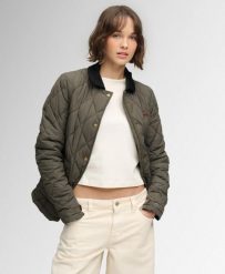 Superdry Kurtka ocieplana z ozdobą z sztruksu — slim fit – olive Khaki. Zielone kurtki Superdry, z aplikacjami, z bawełny, klasyczne, bez kaptura. Za 559.35 zł.