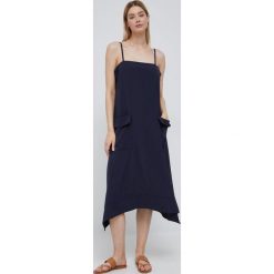 Dkny sukienka P2CB6MA3 kolor granatowy midi rozkloszowana. Niebieskie sukienki DKNY, l, bez wzorów, z tkaniny, bez kołnierzyka, bez ramiączek, midi, rozkloszowane. W wyprzedaży za 439.99 zł.