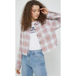 Hollister Co. koszula damska kolor różowy relaxed z kołnierzykiem klasycznym. Czerwone koszule Hollister Co., l, bez wzorów, z tkaniny, klasyczne, bez kołnierzyka, bez ramiączek. W wyprzedaży za 154.99 zł.