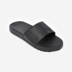 Klapki damskie Decathlon 550 Shiva. Czarne klapki Decathlon, bez wzorów, z poliesteru, sportowe, bez obcasa, bez zapięcia. Za 79.99 zł.