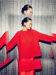 Sweter z ozdobnym detalem - czerwony. Czerwone swetry Reserved, l, bez wzorów, z dzianiny, bez ramiączek. Za 159.99 zł.