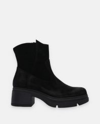 ZAMSZOWE CZARNE BOTKI 3773 CROSTA NERO. Czarne botki Venezia, bez wzorów, ze skóry, bez obcasa, bez zapięcia. Za 359.00 zł.