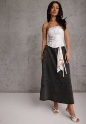 Czarna Bawełniana Spódnica Jeansowa o Rozkloszowanym Kroju z Ozdobnym Paskiem Eatiane. Czarne spódnice Renee, na co dzień, l, bez wzorów, z bawełny, casualowe, maxi, proste. Za 179.99 zł.