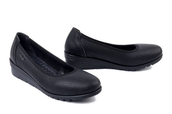 RIEKER L5360-00 black, czółenka damskie. Czarne czółenka Rieker, bez wzorów, bez obcasa, na koturnie, bez zapięcia. Za 255.92 zł.